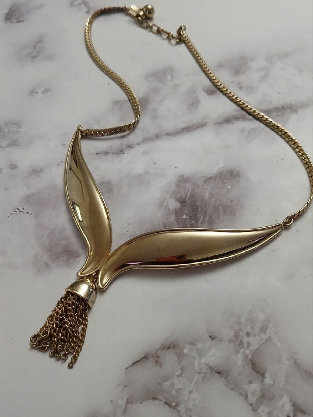 Avon Vintage 1972 Royal Tassel - Gold-Tone Sculpted Wing Tassel Necklace - Picture 6 of 6